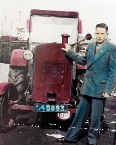 Trots naast zijn Hanomag-tractor, 1955 — zelf ingekleurd